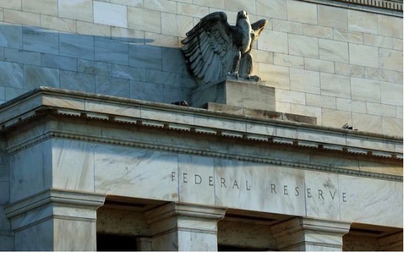 Fed ‘đi trên dây’ khi vừa kiểm soát lạm phát vừa giải quyết những bất ổn của ngành ngân hàng: NHTW Mỹ sẽ trụ được bao lâu?